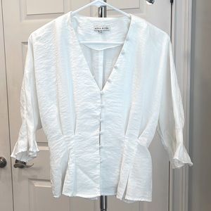 Moon River, button front blouse. Size: XS. Color: white.
